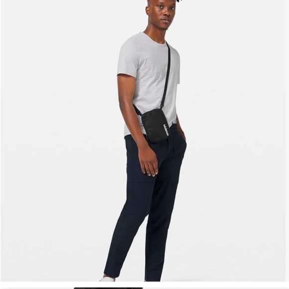 Lulu lemon cross body black bag - Picture 5 of 10